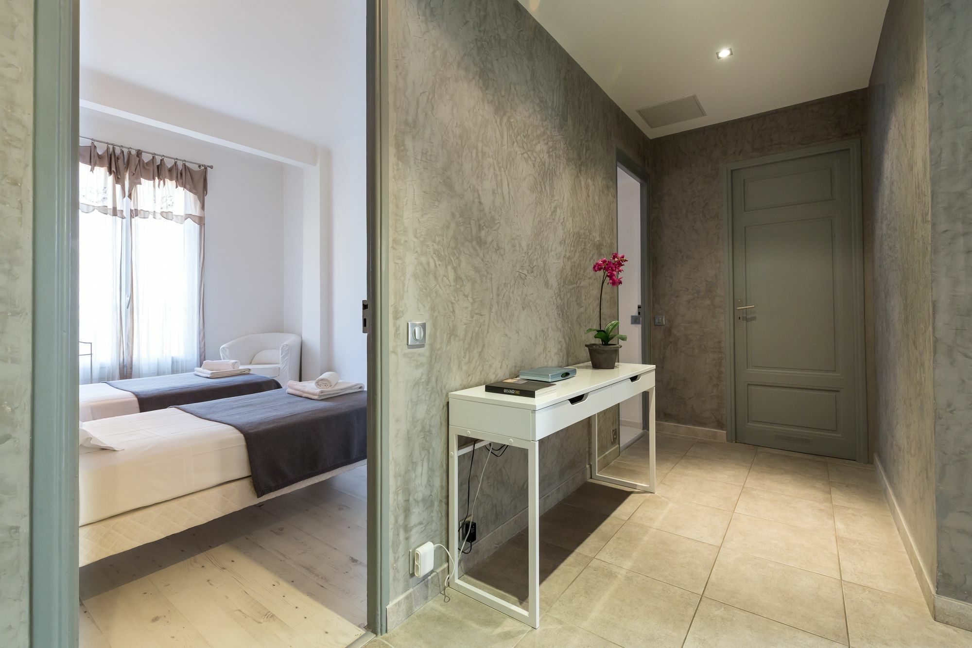 Centrally Located Modern 2 Bed Apartment In Cannes With Aircon And High Ceilings And Modern Design 696 Esterno foto